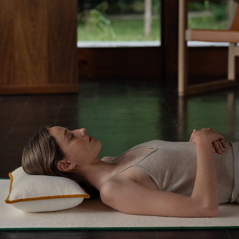Atmos neck support pillow | Hermès USA